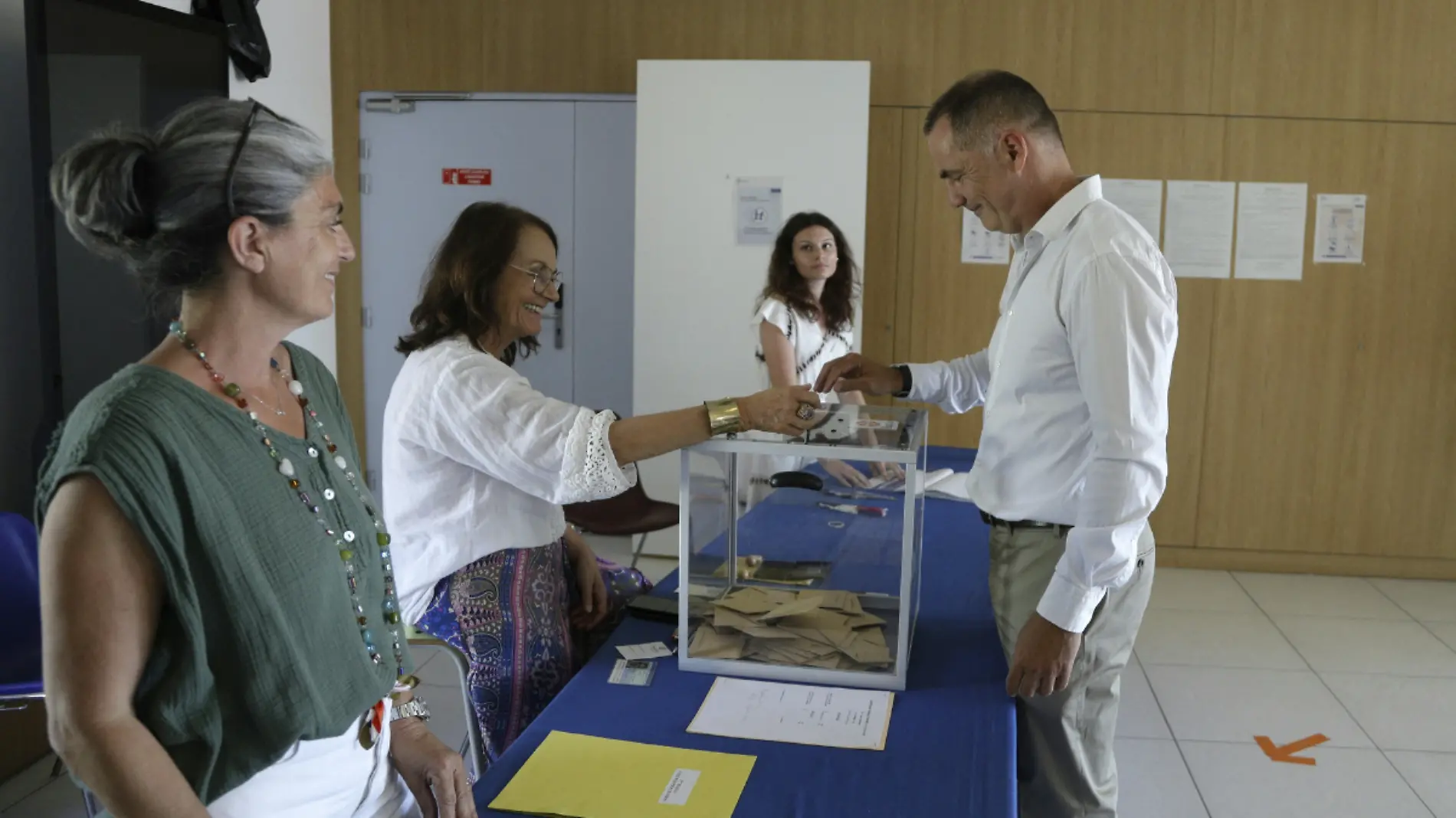 Baja participación marca la segunda vuelta de las legislativas en Francia